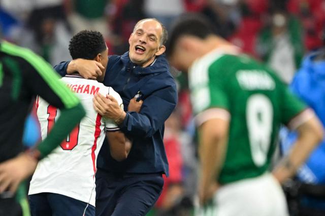 England's German head coach Thomas Tuchel (R) and midfielder #10 Jude Bellingham celebrate after winning the 2026 World Cup round of 16 football match between Mexico and England at the Mexico City Stadium in Mexico City on July 5, 2026.  (Photo by CARL DE SOUZA / AFP)