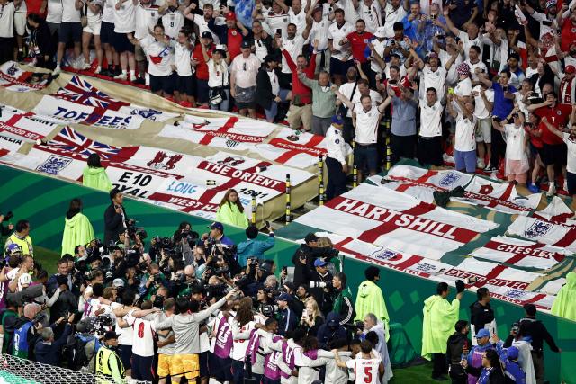 England's players celebrate with fans after winning the 2026 World Cup round of 16 football match between Mexico and England at the Mexico City Stadium in Mexico City on July 5, 2026.  (Photo by Ulises RUIZ / AFP)