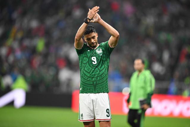 Mexico's forward #09 Raul Jimenez greets fans after losing the 2026 World Cup round of 16 football match between Mexico and England at the Mexico City Stadium in Mexico City on July 5, 2026.  (Photo by CARL DE SOUZA / AFP)