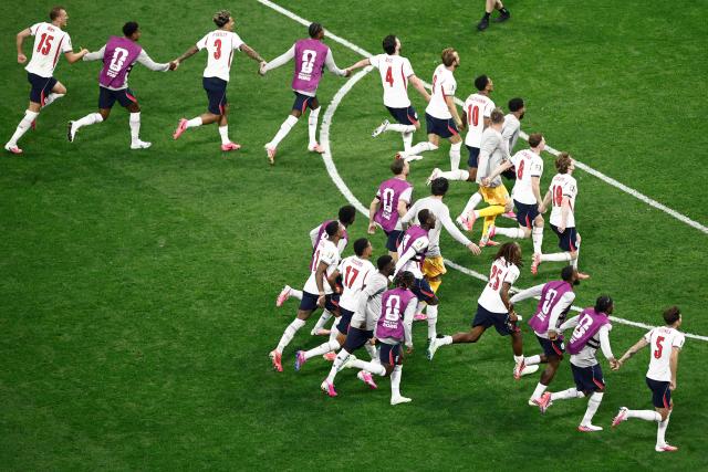 England's players celebrate after winning the 2026 World Cup round of 16 football match between Mexico and England at the Mexico City Stadium in Mexico City on July 5, 2026.  (Photo by Ulises RUIZ / AFP)