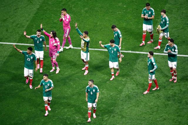 Mexico's players greet fans after losing the 2026 World Cup round of 16 football match between Mexico and England at the Mexico City Stadium in Mexico City on July 5, 2026.  (Photo by Ulises RUIZ / AFP)