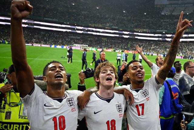 England's midfielder #10 Jude Bellingham, forward #18 Anthony Gordon and  midfielder #17 Morgan Rogers celebrate after winning the 2026 World Cup round of 16 football match between Mexico and England at the Mexico City Stadium in Mexico City on July 5, 2026.  (Photo by Alfredo ESTRELLA / AFP)
