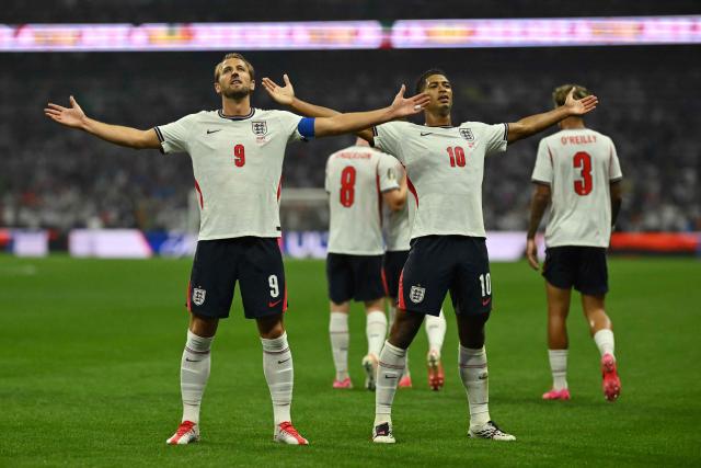 TOPSHOT - England's midfielder #10 Jude Bellingham celebrates scoring his team's first goal with England's forward #09 Harry Kane during the 2026 World Cup round of 16 football match between Mexico and England at the Mexico City Stadium in Mexico City on July 5, 2026.  (Photo by CARL DE SOUZA / AFP)