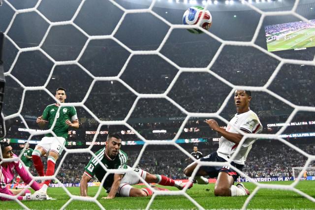 TOPSHOT - England's midfielder #10 Jude Bellingham (R) scores his team's second goal during the 2026 World Cup round of 16 football match between Mexico and England at the Mexico City Stadium in Mexico City on July 5, 2026.  (Photo by CARL DE SOUZA / AFP)