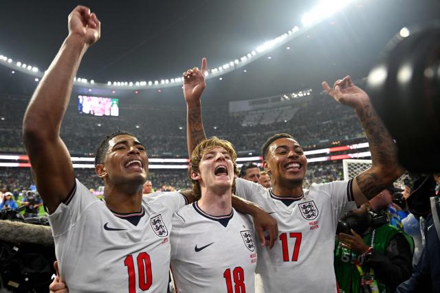 TOPSHOT - England's midfielder #10 Jude Bellingham, England's forward #18 Anthony Gordon and England's midfielder #17 Morgan Rogers celebrate after winning the 2026 World Cup round of 16 football match between Mexico and England at the Mexico City Stadium in Mexico City on July 5, 2026.  (Photo by Alfredo ESTRELLA / AFP)