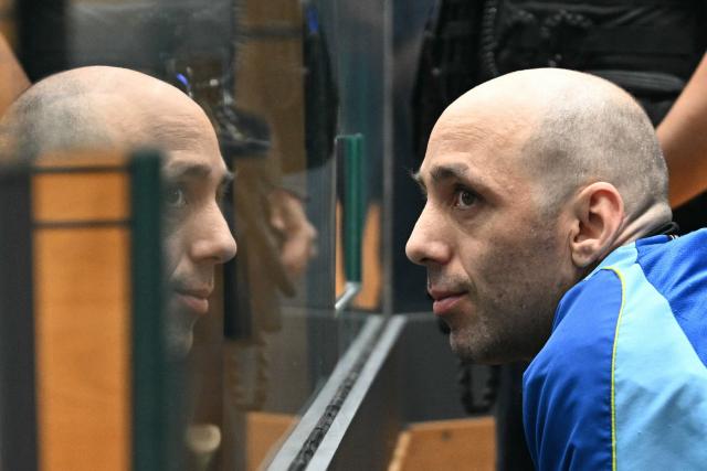 (FILES) Cedric Jubillar (R), accused of causing the disappearance of his wife Delphine, reacts as he sits in the dock in the courtroom of the Tarn Assize Courthouse in Albi, southwestern France, on September 22, 2025, on the opening day of his trial. Cedric Jubillar admitted to having killed his wife Delphine, who had been missing in the Tarn since late 2020, in a letter sent to his lawyer. (Photo by Lionel BONAVENTURE / AFP)
