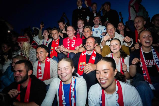 Norwegian supporters celebrate after the victory of their team in the 2026 World Cup round of 16 football match between Brazil and Norway, on the palace square with Crown Prince Haakon in Oslo on July 5, 2026. (Photo by Javad Parsa / NTB / AFP) / Norway OUT