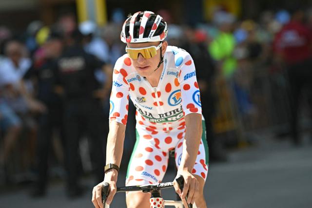 Caja Rural - Seguros RGA team's Dutch rider Alex Molenaar wearing the climber's dotted jersey awaits the start of the 3rd stage of the 113th edition of the Tour de France cycling race, 196 km between Granollers and Les Angles in southern France, on July 6, 2026. (Photo by Loic VENANCE / AFP)
