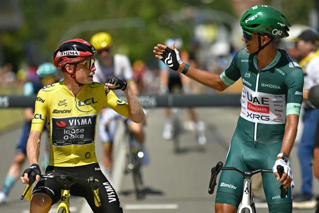 Team Visma | Lease a Bike's Danish rider Jonas Vingegaard wearing the overall leader's yellow jersey (L) fist bumps UAE Team Emirates - XRG's Mexican rider Isaac Del Toro wearing the sprinter's green jersey at the start of the 3rd stage of the 113th edition of the Tour de France cycling race, 196 km between Granollers and Les Angles in southern France, on July 6, 2026. (Photo by Loic VENANCE / AFP)