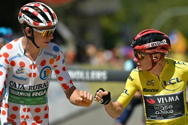 Caja Rural - Seguros RGA team's Dutch rider Alex Molenaar wearing the climber's dotted jersey (L) first bumps Team Visma | Lease a Bike's Danish rider Jonas Vingegaard wearing the overall leader's yellow jersey (R) at the start of the 3rd stage of the 113th edition of the Tour de France cycling race, 196 km between Granollers and Les Angles in southern France, on July 6, 2026. (Photo by Loic VENANCE / AFP)