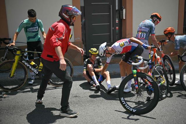 Team Visma | Lease a Bike's French rider Bruno Armirail recovers after a crash during the 3rd stage of the 113th edition of the Tour de France cycling race, 195,9 km between Granollers in Spain and Les Angles in southern France, on July 6, 2026. (Photo by Loic VENANCE / AFP)