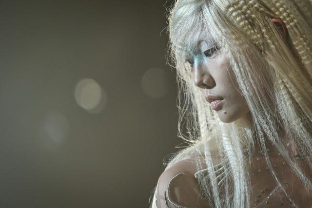 A model presents a creation by Iris Van Herpen for the Women Haute Couture Fall/Winter 2026-2027 collection as part of the Paris Fashion Week, in Paris, on July 6, 2026. (Photo by Blanca CRUZ / AFP)