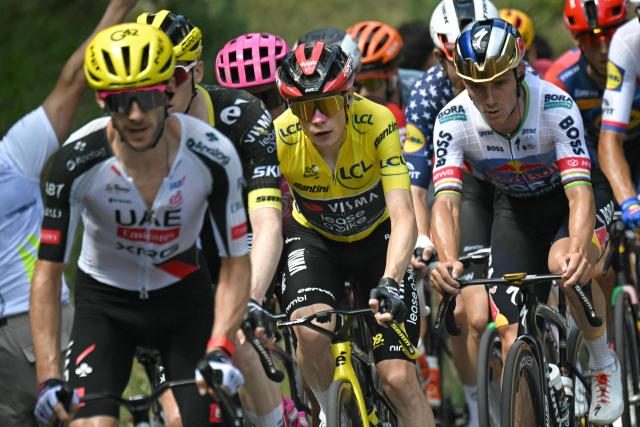 Team Visma | Lease a Bike's Danish rider Jonas Vingegaard wearing the overall leader's yellow jersey, UAE Team Emirates - XRG's British rider Adam Yates (L) and Red Bull - BORA - hansgrohe team's Belgian rider Remco Evenepoel (R) cycle during the 3rd stage of the 113th edition of the Tour de France cycling race, 195,9 km between Granollers in Spain and Les Angles in southern France, on July 6, 2026. (Photo by Loic VENANCE / AFP)