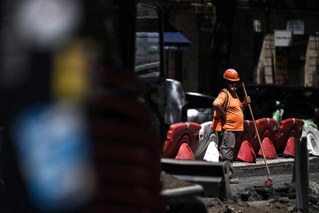 A construction worker takes a break as he works on a road levelling site in Bordeaux, south-western France on July 6, 2026, as France experiences another heatwave. (Photo by Christophe ARCHAMBAULT / AFP)