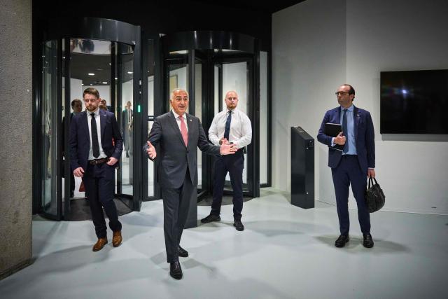 Son of Iran's last shah, opposition figure Prince Reza Pahlavi (C-L) arrives to answer journalists' questions after taking part in a roundtable discussion regarding the situation in Iran at the Dutch parliament in The Hague on July 6, 2026. (Photo by Phil Nijhuis / ANP / AFP) / Netherlands OUT