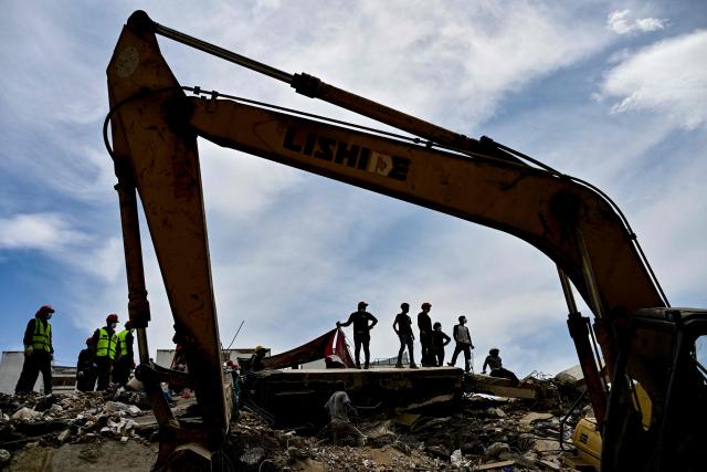 Residents wait for assistance to recover the bodies of their loved ones before heavy machinery removes debris in the Caribe sector of Caraballeda, La Guaira state, Venezuela, on July 6, 2026, following earthquakes that struck the region. The earthquakes that struck Venezuela on June 24 have claimed the lives of at least 3,342 people, the Venezuelan government reported on July 5. (Photo by MARTIN BERNETTI / AFP)