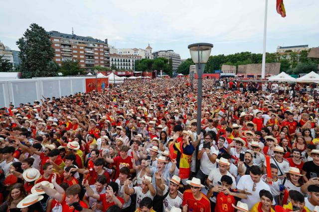 Spain supporters cheer while viewing thre pre-game lineups announced for the Portugal versus Spain 2026 World Cup round of 16 football match played in Arlington, Texas, in Madrid on July 6, 2026. (Photo by Oscar DEL POZO / AFP)
