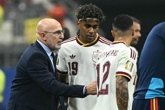Spain's head coach Luis de la Fuente talks to his forward #19 Lamine Yamal at the first half hydration break during the 2026 World Cup round of 16 football match between Portugal and Spain at the Dallas Stadium in Arlington on July 6, 2026. (Photo by Paul ELLIS / AFP)