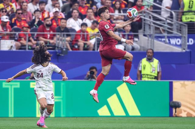 Portugal's forward #18 Pedro Neto (R) controls the ball past Spain's defender #24 Marc Cucurella during the 2026 World Cup round of 16 football match between Portugal and Spain at the Dallas Stadium in Arlington on July 6, 2026. (Photo by Thomas COEX / AFP)