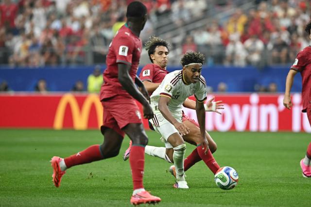 Spain's forward #19 Lamine Yamal and Portugal's forward #11 Joao Felix fight for the ball during the 2026 World Cup round of 16 football match between Portugal and Spain at the Dallas Stadium in Arlington on July 6, 2026. (Photo by Paul ELLIS / AFP)
