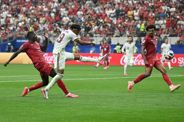 Spain's forward #19 Lamine Yamal shoots past Portugal's defender #25 Nuno Mendes and midfielder #13 Renato Veiga during the 2026 World Cup round of 16 football match between Portugal and Spain at the Dallas Stadium in Arlington on July 6, 2026. (Photo by Paul ELLIS / AFP)