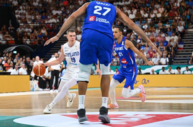 Finland's Elias Valtonen (L) dribbles to pass France's forward #21 Zaccharie Risacher (R) during the qualifier basketball match between France and Finland for the men's 2027 FIBA World Championships at the Palais des Sports in Pau, south-western France on July 6, 2026. (Photo by Gaizka IROZ / AFP)