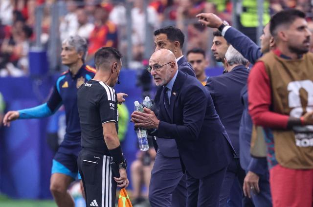 Spain's head coach Luis de la Fuente speaks to English assistant referee Gary Beswick during the 2026 World Cup round of 16 football match between Portugal and Spain at the Dallas Stadium in Arlington on July 6, 2026. (Photo by Thomas COEX / AFP)