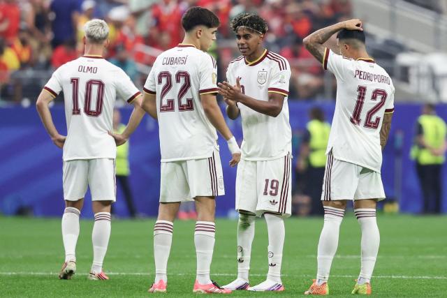 Spain's forward #19 Lamine Yamal speaks to defender #22 Pau Cubarsi during the 2026 World Cup round of 16 football match between Portugal and Spain at the Dallas Stadium in Arlington on July 6, 2026. (Photo by Aric Becker / AFP)