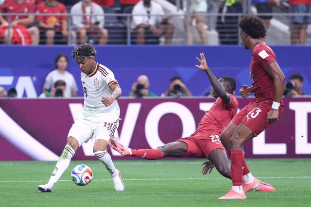 Spain's forward #19 Lamine Yamal and Portugal's defender #25 Nuno Mendes fight for the ball during the 2026 World Cup round of 16 football match between Portugal and Spain at the Dallas Stadium in Arlington on July 6, 2026. (Photo by Thomas COEX / AFP)
