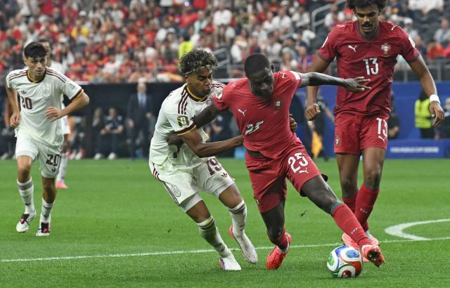 Spain's forward #19 Lamine Yamal and Portugal's defender #25 Nuno Mendes fight for the ball during the 2026 World Cup round of 16 football match between Portugal and Spain at the Dallas Stadium in Arlington on July 6, 2026. (Photo by RONALDO SCHEMIDT / AFP)