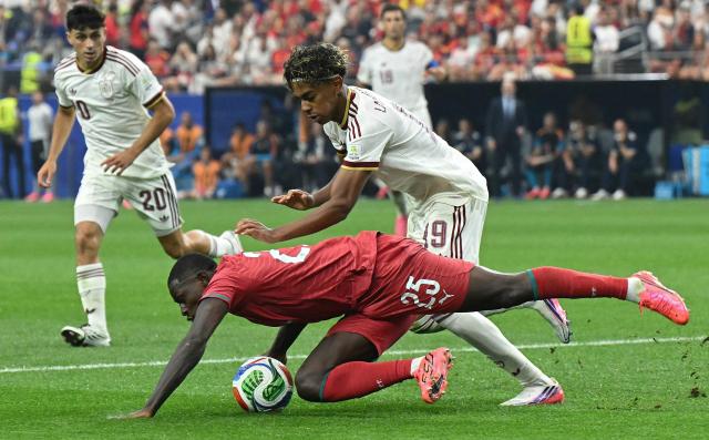 Spain's forward #19 Lamine Yamal and Portugal's defender #25 Nuno Mendes fight for the ball during the 2026 World Cup round of 16 football match between Portugal and Spain at the Dallas Stadium in Arlington on July 6, 2026. (Photo by RONALDO SCHEMIDT / AFP)