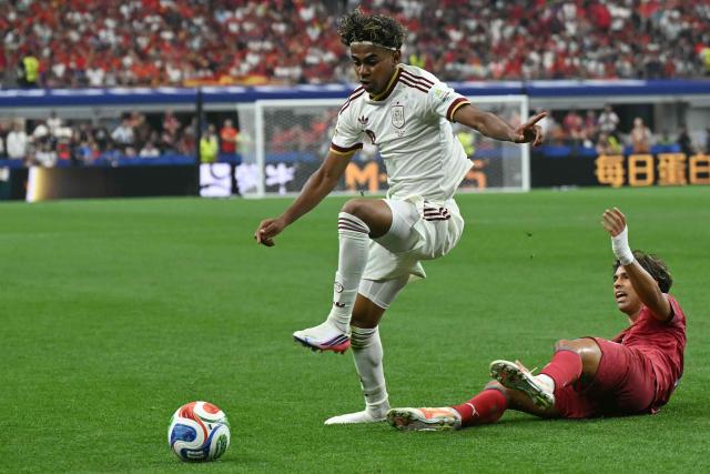 Spain's forward #19 Lamine Yamal and Portugal's forward #11 Joao Felix fight for the ball during the 2026 World Cup round of 16 football match between Portugal and Spain at the Dallas Stadium in Arlington on July 6, 2026. (Photo by RONALDO SCHEMIDT / AFP)