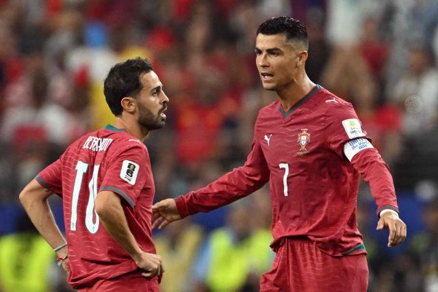 Portugal's forward #07 Cristiano Ronaldo talks to his teammate midfielder #10 Bernardo Silva after their team conceded Spain's first goal during the 2026 World Cup round of 16 football match between Portugal and Spain at the Dallas Stadium in Arlington on July 6, 2026. (Photo by RONALDO SCHEMIDT / AFP)