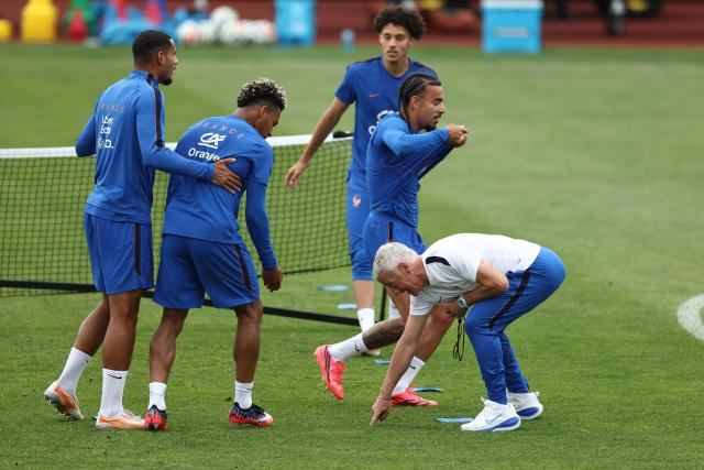(From L) France's head coach Didier Deschamps talks to players France's defender #26 Maxence Lacroix, France's forward #20 Desire Doue, France's forward #25 Maghnes Akliouche and France's defender #02 Malo Gusto during a training session at Bentley University in Waltham, near Boston, on July 07, 2026, during the 2026 World Cup football tournament. (Photo by FRANCK FIFE / AFP)