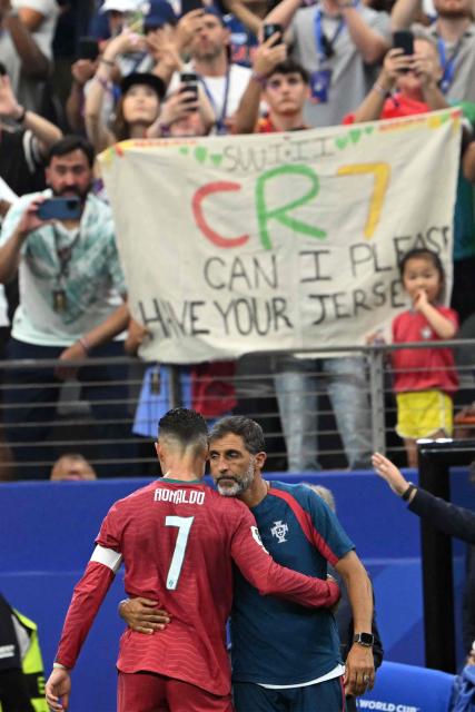 Portugal's forward #07 Cristiano Ronaldo leaves the pitch after losing the 2026 World Cup round of 16 football match between Portugal and Spain at the Dallas Stadium in Arlington on July 6, 2026. (Photo by RONALDO SCHEMIDT / AFP)