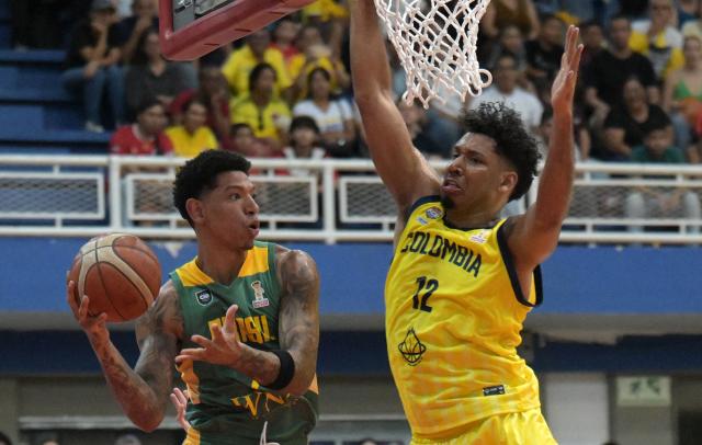 Colombia's Jaime Echenique (R) guards Brazil's Didi Louzada during the FIBA Basketball World Cup 2027 Americas qualifiers Group C match between Colombia and Brazil, at the Evangelista Mora Colisseum in Cali, Valle del Cauca, Colombia, on July 6, 2026. (Photo by JOAQUIN SARMIENTO / AFP)