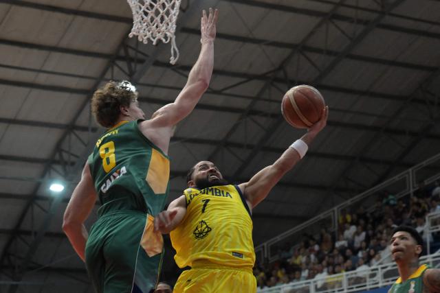 Brazil's Leo Beath (L) defends against Colombia's Romario Roque during the FIBA Basketball World Cup 2027 Americas qualifiers Group C match between Colombia and Brazil, at the Evangelista Mora Colisseum in Cali, Valle del Cauca, Colombia, on July 6, 2026. (Photo by JOAQUIN SARMIENTO / AFP)