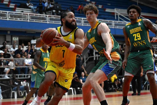 Colombia's Romario Roque (L) dribbles against Brazil's Leo Beath during the FIBA Basketball World Cup 2027 Americas qualifiers Group C match between Colombia and Brazil, at the Evangelista Mora Colisseum in Cali, Valle del Cauca, Colombia, on July 6, 2026. (Photo by Joaquin SARMIENTO / AFP)