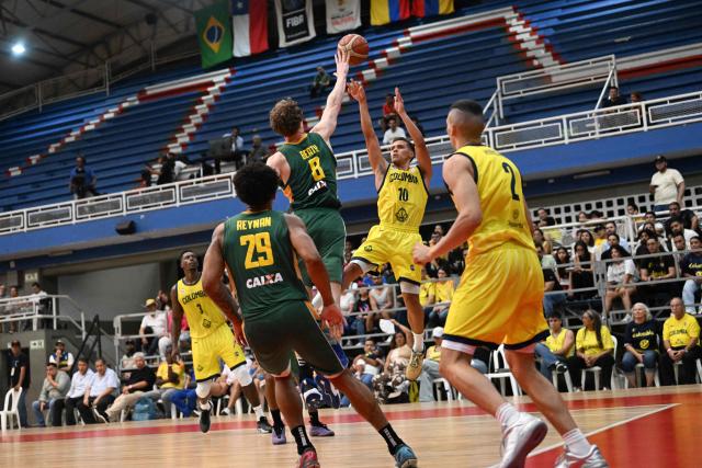 Brazil's Leo Beath (L) defends against Colombia's Hansel Atencia during the FIBA Basketball World Cup 2027 Americas qualifiers Group C match between Colombia and Brazil, at the Evangelista Mora Colisseum in Cali, Valle del Cauca, Colombia, on July 6, 2026. (Photo by Joaquin SARMIENTO / AFP)