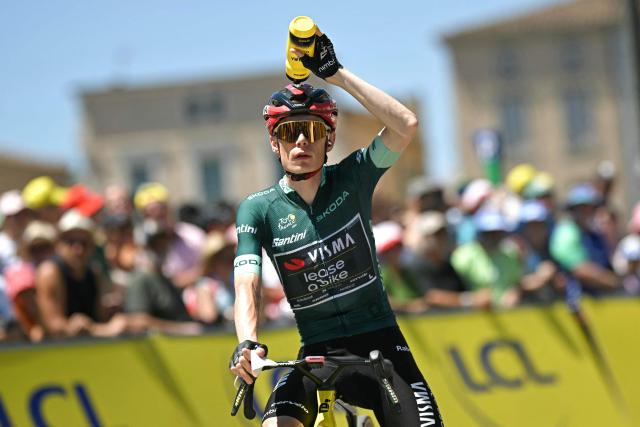 Team Visma | Lease a Bike's Danish rider Jonas Vingegaard, wearing the green jersey of best sprinter,  awaits the start of the 4th stage of the 113th edition of the Tour de France cycling race, 182 km between Carcassonne and Foix in southwestern France, on July 7, 2026. (Photo by Loic VENANCE / AFP)