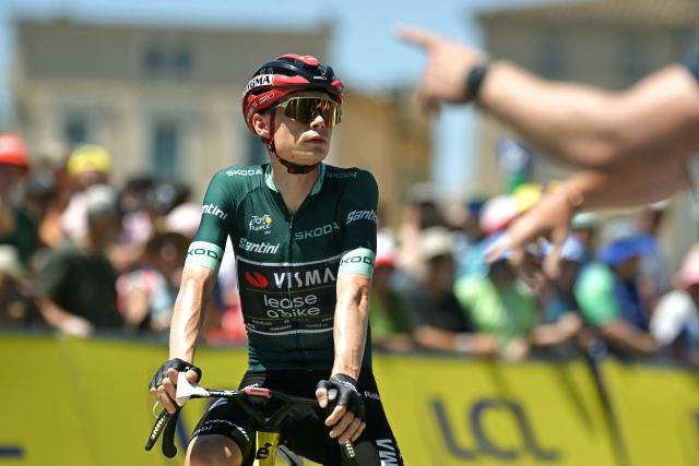 Team Visma | Lease a Bike's Danish rider Jonas Vingegaard, wearing the green jersey of best sprinter,  awaits the start of the 4th stage of the 113th edition of the Tour de France cycling race, 182 km between Carcassonne and Foix in southwestern France, on July 7, 2026. (Photo by Loic VENANCE / AFP)