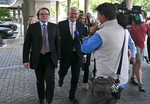 Reform UK Chief Whip Lee Anderson (C) arrives in Millbank ahead of a statement by Reform UK Leader Nigel Farage (unseen), in central London on July 7, 2026. British politician Nigel Farage is facing mounting pressure over alleged undeclared financial support, an uncomfortable moment for his anti-immigration Reform UK party whose soaring rise appears to have stalled. (Photo by JUSTIN TALLIS / AFP)