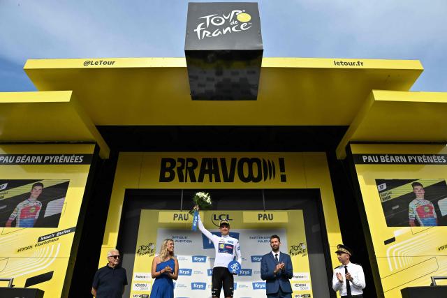 Lidl - Trek team's Czech rider Mathias Vacek celebrates on the podium with the best young rider's white jersey after the 5th stage of the 113th edition of the Tour de France cycling race, 158 km between Lannemezan and Pau in southwestern France, on July 8, 2026. (Photo by Jeff PACHOUD / AFP)