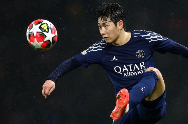 (FILES) Paris Saint-Germain's South Korean midfielder #19 Lee Kang-in controls the ball during the UEFA Champions League, league phase football match between Paris Saint-Germain and Manchester City at the Parc des Princes Stadium in Paris on January 22, 2025. Paris Saint-Germain's South Korea attacker Lee Kang-In is set to join Athletico Madrid in a deal worth almost 40 million euros ($45.7 million), a source told AFP on July 8, 2026. The 25-year-old joined the French club in 2023 from Mallorca and won the Champions League twice and Ligue 1 three times during his spell at Parc des Princes. (Photo by FRANCK FIFE / AFP)