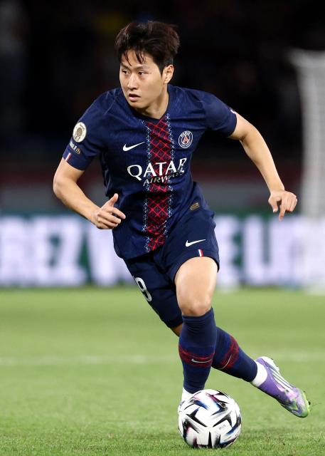 (FILES) Paris Saint-Germain's South Korean midfielder #19 Lee Kang-in controls the ball during the French L1 football match between Paris Saint-Germain (PSG) and Angers SCO at the Parc des Princes Stadium in Paris on August 22, 2025. Paris Saint-Germain's South Korea attacker Lee Kang-In is set to join Athletico Madrid in a deal worth almost 40 million euros ($45.7 million), a source told AFP on July 8, 2026. The 25-year-old joined the French club in 2023 from Mallorca and won the Champions League twice and Ligue 1 three times during his spell at Parc des Princes. (Photo by FRANCK FIFE / AFP)