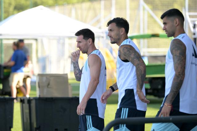 (L-R) Argentina's forward #10 Lionel Messi, midfielder #05 Leandro Paredes, and defender #13 Cristian Romero arrive for a training session at the Sporting KC Stadium in Kansas City on July 8, 2026, during the 2026 World Cup tournament. (Photo by JUAN MABROMATA / AFP)