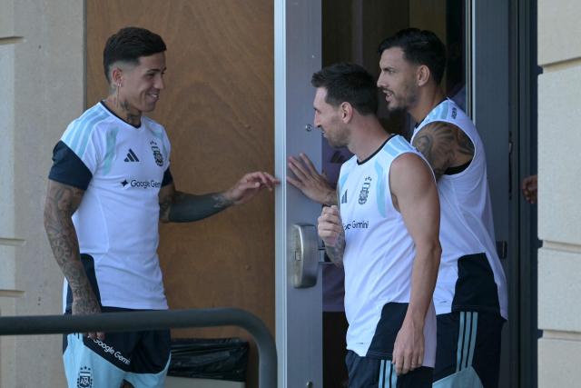 (L-R) Argentina's midfielder #24 Enzo Fernandez, forward #10 Lionel Messi, and midfielder #05 Leandro Paredes arrive for a training session at the Sporting KC Stadium in Kansas City on July 8, 2026, during the 2026 World Cup tournament. (Photo by JUAN MABROMATA / AFP)