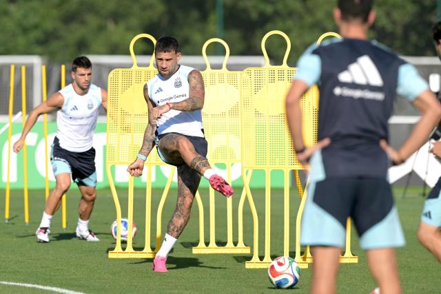 Argentina's defender #19 Nicolas Otamendi (C) takes part in a training session at the Sporting KC Stadium in Kansas City on July 8, 2026, during the 2026 World Cup tournament. (Photo by JUAN MABROMATA / AFP)