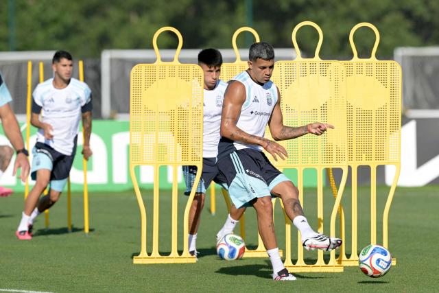 Argentina's defender #25 Facundo Medina (R) takes part in a training session at the Sporting KC Stadium in Kansas City on July 8, 2026, during the 2026 World Cup tournament. (Photo by JUAN MABROMATA / AFP)