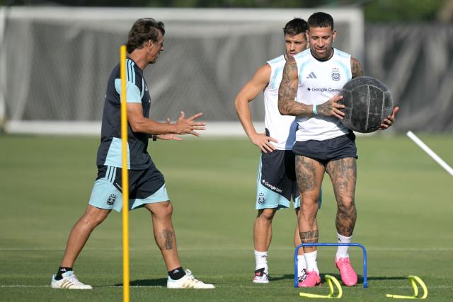 Argentina's defender #19 Nicolas Otamendi (R) takes part in a training session at the Sporting KC Stadium in Kansas City on July 8, 2026, during the 2026 World Cup tournament. (Photo by JUAN MABROMATA / AFP)